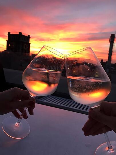Cheers! Auf der Terrasse des Café Vorhölzer ließ sich der Abend mit diesem wundervollen Sonnenuntergang im Hintergrund sicher noch schöner ausklingen.