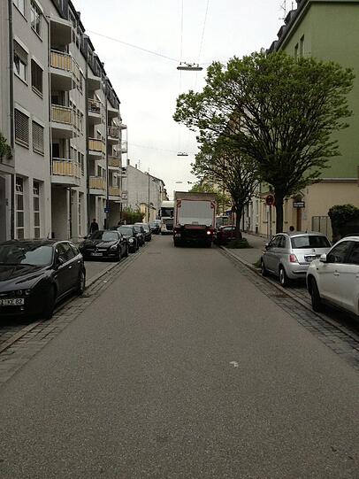 Der Blick in die Blutenburgstraße morgens kurz nach 7 vermittelt einen Eindruck von der komplizierten Situation durch den Lieferverkehr.