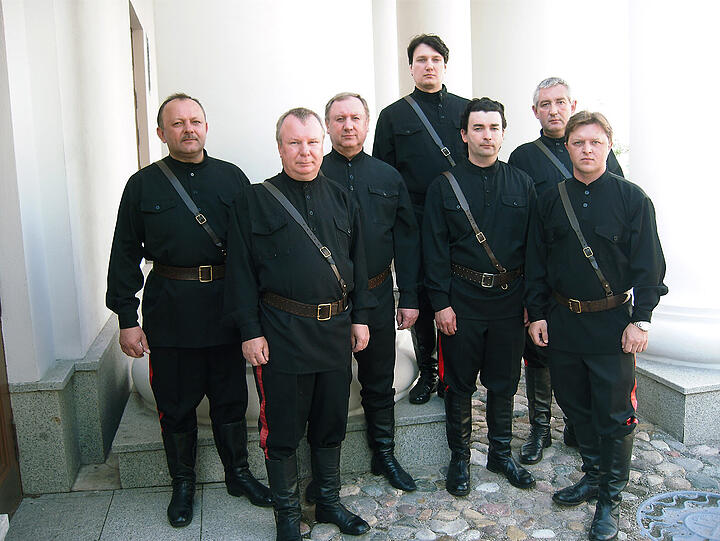 Chorgesang und Soli in stetem Wechsel: Die Don Kosaken bringen Weihnachtslieder gepaart mit russisch-orthodoxer Musik in die Kirche.