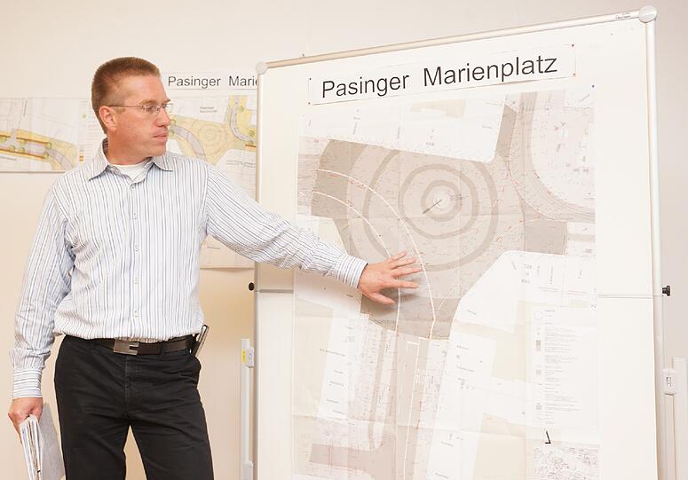 Robert Fricke zeigt auf dem Plan, was am Marienplatz passiert.