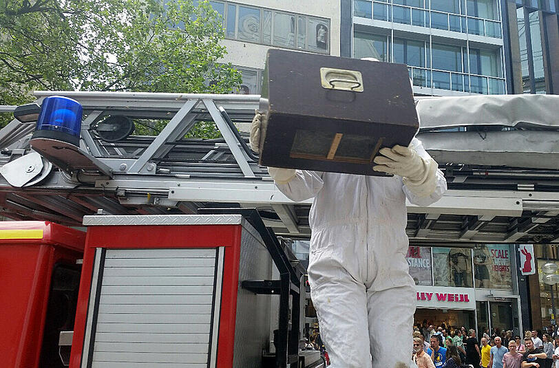 In der Fußgängerzone musste die Feuerwehr ein Bienenvolk einfangen. Die Bilder.