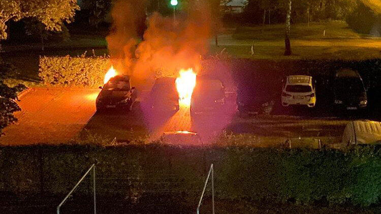 Bei den Bränden wurden insgesamt vier Autos teils schwer beschädigt.