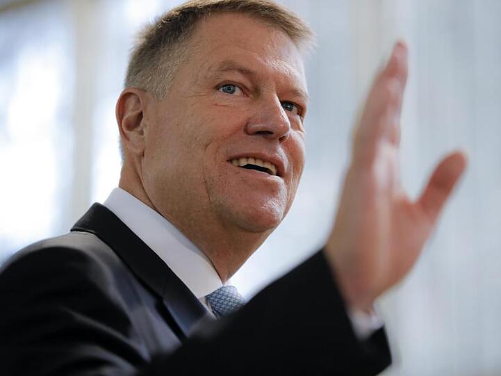 Klaus Iohannis, Präsident von Rumänien, winkt, nachdem er seine Stimme in einem Wahllokal abgegeben hat.