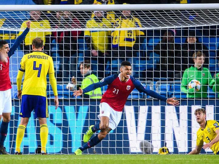 Der Norweger Maars Johnsen (M) feiert das 1:0 gegen Schweden.