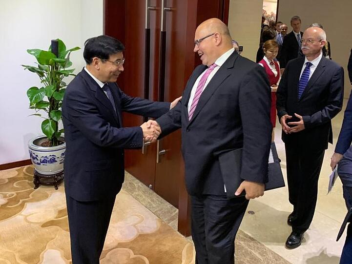 Bundeswirtschaftsminister Peter Altmaier wird in Peking von Miao Wei (l) empfangen, dem chinesischen Minister für Industrie und Informationstechnologie.