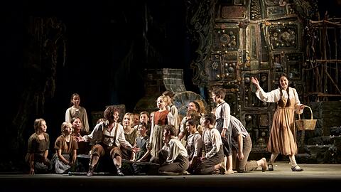 Mezzosopran Anna-Katharina Tonauer verströmt als Hänsel ein wunderbar samtiges Timbre. Csilla Csövari singt seine Schwester Gretel glockenrein.
