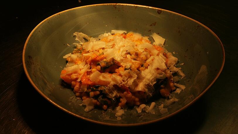 Fregola-Sarda-Risotto mit Artischocken, frischem Spinat und Tomaten Fregola-Sarda-Risotto mit Artischocken, frischem Spinat und Tomaten