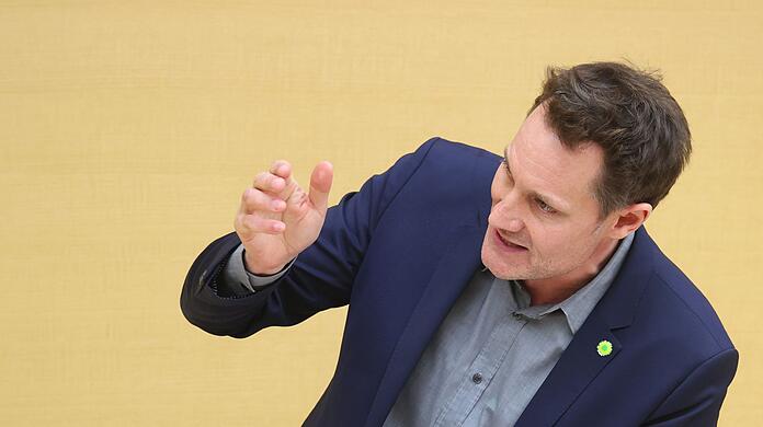 Ludwig Hartmann spricht bei einer Plenarsitzung im bayerischen Landtag.
