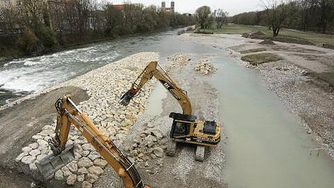 Bagger buddeln in der Isar - nur heuer leider nicht mehr.