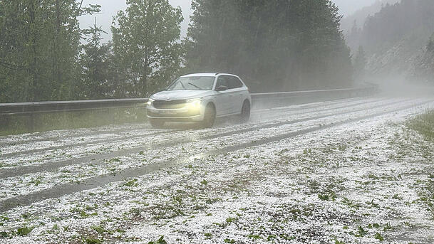 Katastrophale Unwetter zogen in den Abendstunden am Alpenrand entlang. Besonders heftig betroffen war der Landkreis Garmisch-Partenkirchen und Tirol. Katastrophale Unwetter zogen in den Abendstunden am Alpenrand entlang. Besonders heftig betroffen war der Landkreis Garmisch-Partenkirchen und Tirol.