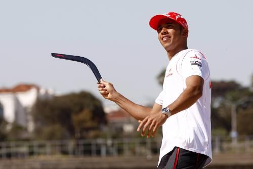 Gibt sich trotz aller Probleme locker: Lewis Hamilton.