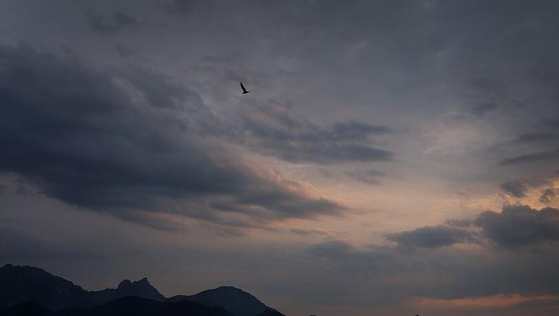 Der Alpenrand über dem Hopfensee. Diese Woche geht es kühl weiter. (Archivbild) Der Alpenrand über dem Hopfensee. Diese Woche geht es kühl weiter. (Archivbild)