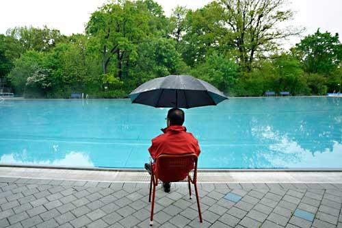 Münchner Stilleben im Mai 2010: Bademeister im Ungererbad