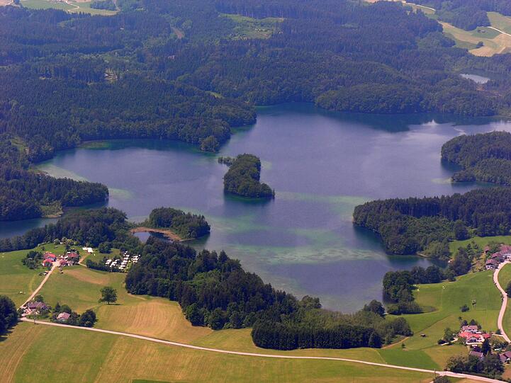 Unter dem Langbürgner See im Chiemgau werden Millionen Kubikmeter Erdgas vermutet.