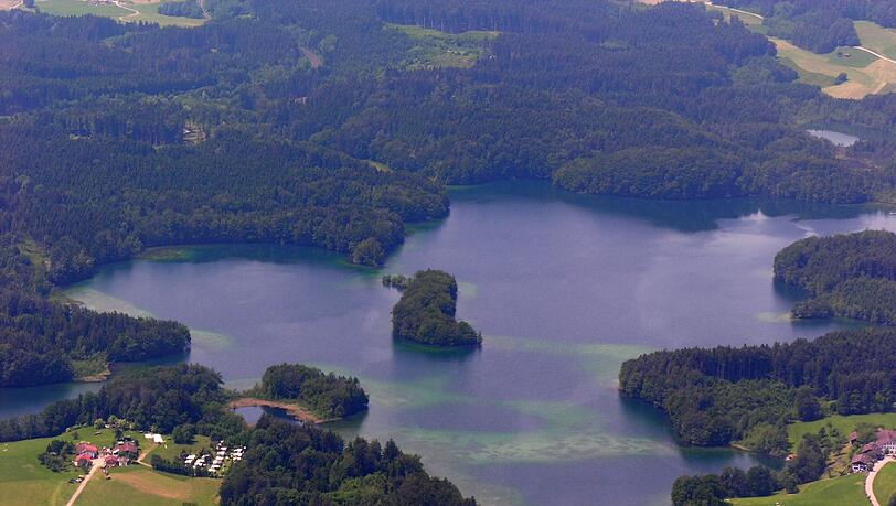 Unter dem Langbürgner See im Chiemgau werden Millionen Kubikmeter Erdgas vermutet. Unter dem Langbürgner See im Chiemgau werden Millionen Kubikmeter Erdgas vermutet.
