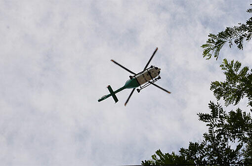 Der Polizeihubschrauber kreist aber nach wie vor über dem Gelände.