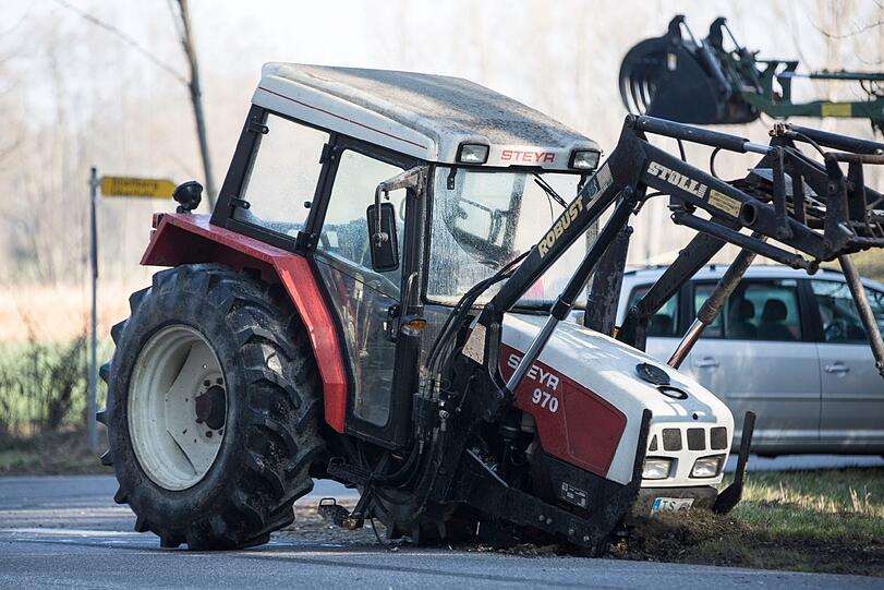 Der Zusammenstoß zwischen dem Transporter und dem Traktor war so heftig, dass die Achse des Traktors rausgerissen wurde und auf der Straße liegenblieb.