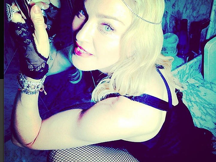 Madonna bei der Hausarbeit