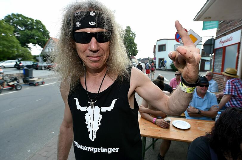 Die Vorbereitungen laufen auf Hochtouren. Am Donnerstag beginnt das legendäre Heavy-Metal-Festival in Wacken - bereits zum 25. Mal. Die ersten Metal-Fans sind auch schon da. Die ersten Bilder von Wacken 2014!