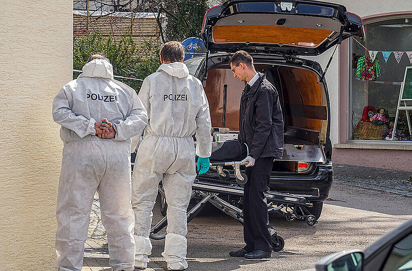 Spurensicherer der Polizei arbeiten am Tatort in Donzdorf, an dem eine 25-Jährige von ihrem Ex-Freund erstochen wurde. Foto: Alexander Wölf