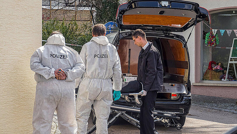 Spurensicherer der Polizei arbeiten am Tatort in Donzdorf, an dem eine 25-Jährige von ihrem Ex-Freund erstochen wurde. Foto: Alexander Wölf Spurensicherer der Polizei arbeiten am Tatort in Donzdorf, an dem eine 25-Jährige von ihrem Ex-Freund erstochen wurde. Foto: Alexander Wölf