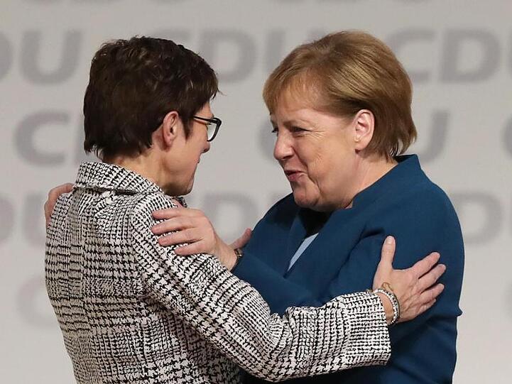 Bundeskanzlerin Merkel gratuliert Annegret Kramp-Karrenbauer zur Wahl als neue CDU-Vorsitzende.