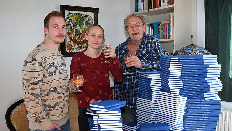 Kir Royal? Naa! Ein Glaserl Schampus aufs neue Buch: Kroetz mit Sohn Ferdinand und Tochter Magdalena vor einem Stapel "Ich spür Herbst". Kir Royal? Naa! Ein Glaserl Schampus aufs neue Buch: Kroetz mit Sohn Ferdinand und Tochter Magdalena vor einem Stapel "Ich spür Herbst".