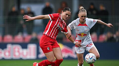 Freiburgs Giovanna Hoffmann (l) im Laufduell mit der Leipzigerin Victoria Krug.