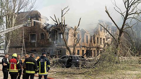 Feuerwehrleute und Rettungskräfte in der Nähe der völlig zestörten Klinik in Dnipro.
