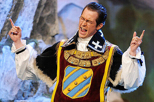 Schauspieler Stefan Murr als Karl-Theodor zu Guttenberg beim traditionellen "Politiker-Derblecken" auf dem Münchner Nockherberg.