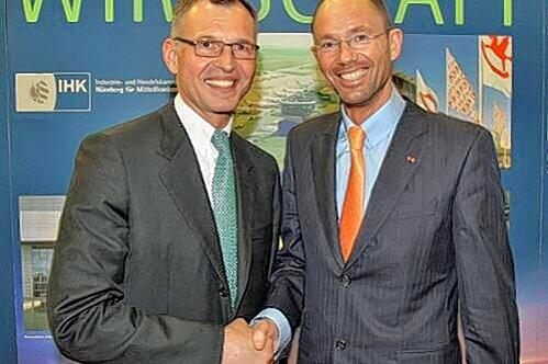 Stabwechsel: Der scheidende IHK-Präsident Klaus Wübbenhorst (re.) gratuliert seinem Nachfolger Dirk von Vopelius.