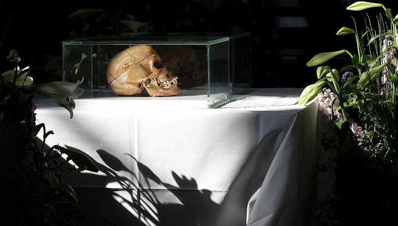 Trauernde Herero-Frauen vor Schädeln, die am Rande eines Gedenkgottesdienst ausgestellt waren. Auch den boykottierte die deutsche Bundesregierung.