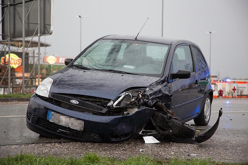 Weil ein Autofahrer (84) ein Motorrad übersehen hat, kommt es bei Ainring zu einem schweren Verkehrsunfall. Der Motorradfahrer wird schwer verletzt, seine Sozia, eine 20-jährige Schülerin, stirbt.