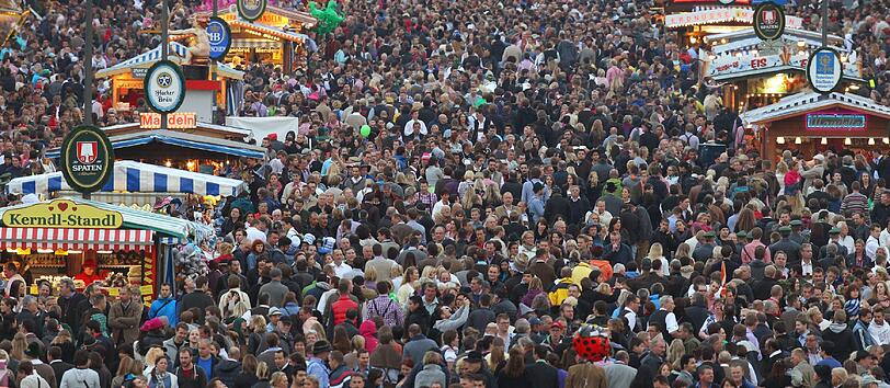 Rund 6 Millionen kommen alljährlich auf die Wiesn, der Rekord von 1985 lag bei 7,1 Millionen. Die Stadt als Veranstalterin möchte gar nicht mehr Gäste anlocken &ndash; sonst wird es zu eng.