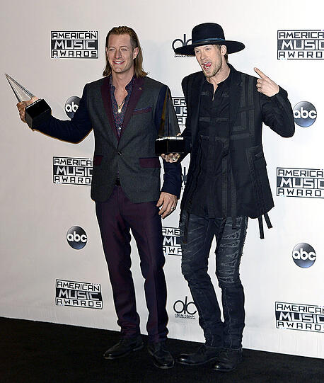 Tyler Hubbard (l)und Brian Kelley von Florida Georgia Line mit ihrem Award für die Beste Country-Gruppe