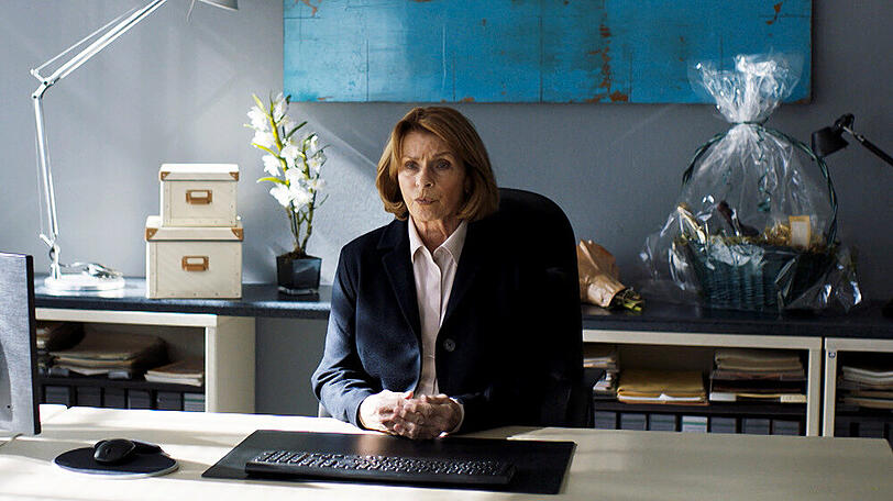 "Unter Verdacht - Evas letzter Gang": Dr. Eva Maria Prohacek (Senta Berger) denkt über ihren aktuellen Fall nach.