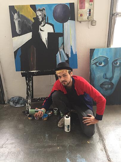 Nachwuchs-Künstler Boris Saccone (23) zeigt seine Arbeiten in der Ausstellung &bdquo;Zwischen Welten&ldquo;.