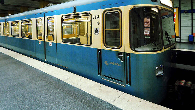 Eine einfahrende U-Bahn erfasste den Rollstuhl. Verletzt wurde niemand. (Symbolbild) Eine einfahrende U-Bahn erfasste den Rollstuhl. Verletzt wurde niemand. (Symbolbild)