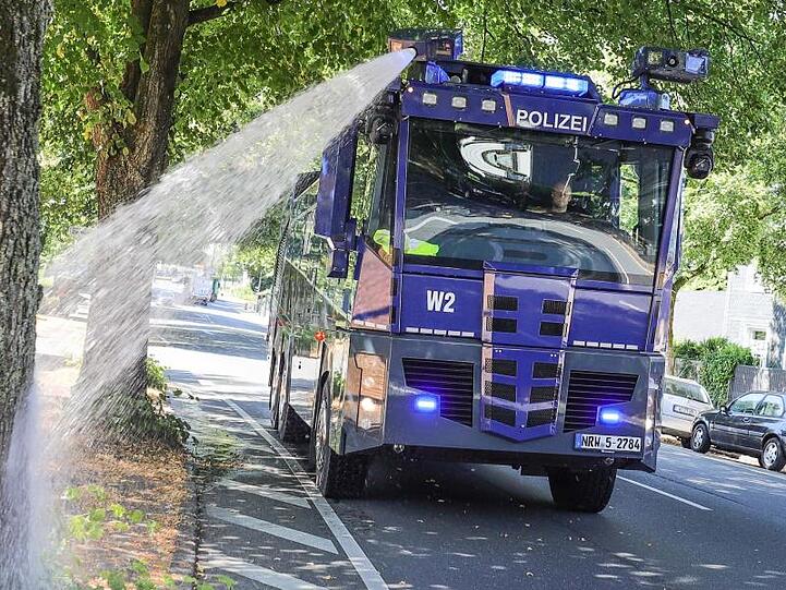 Ein Wasserwerfer der Polizei bewässert in Wuppertal Bäume. Die Vegetation leidet unter der anhaltenden Trockenheit und Hitze.
