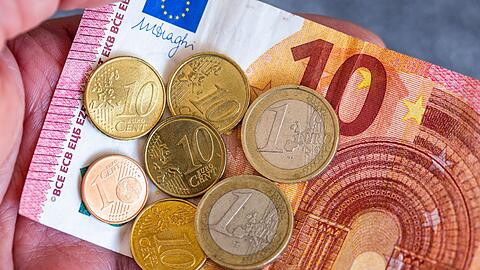 Linken-Chef Schirdewan fordert, den Mindestlohn von derzeit 12,41 Euro auf 15 Euro zu erhöhen.
