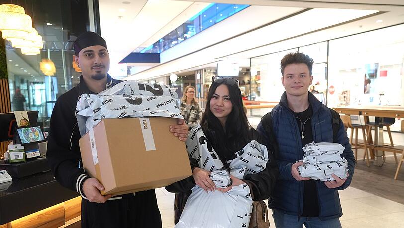 Voll beladen (v. l.): Salar (19), Emily (19) und Finn (20) beim Verkauf von King Colis im Forum Schwanthalerhöhe. Sie haben sich wie die meisten für mehrere Pakete entschieden. Ob sich ihr Kauf gelohnt hat, erfahren sie erst später.