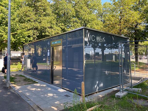 Hinter der U-Bahn Haltestelle Theresienwiese gibt es öffentliche Toiletten und einen Trinkwasserspender. Hinter der U-Bahn Haltestelle Theresienwiese gibt es öffentliche Toiletten und einen Trinkwasserspender.