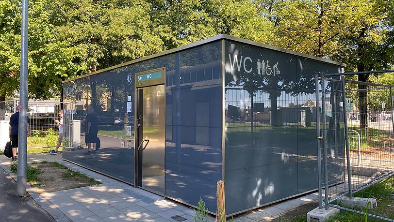 Hinter der U-Bahn Haltestelle Theresienwiese gibt es öffentliche Toiletten und einen Trinkwasserspender. Hinter der U-Bahn Haltestelle Theresienwiese gibt es öffentliche Toiletten und einen Trinkwasserspender.