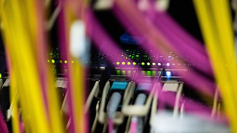 Blick aus einem Rechenzentrum - die Datenmassen steigen rasant im Internetzeitalter. (Symbolbild)
