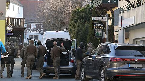 Der zw&ouml;lfj&auml;hrige Sohn rief die Polizei, weil sein Vater mit einem Messer bedroht wurde.