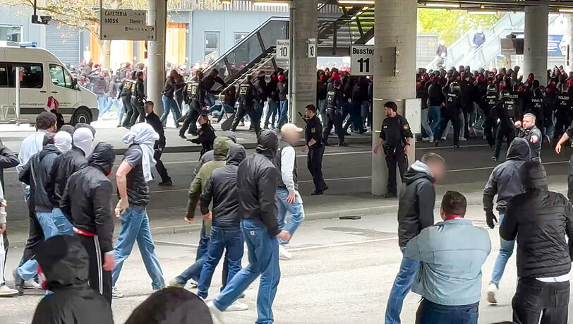 Polizisten gehen gegen vermummte, gewaltbereite Fans vor. Rivalisierende Fu&szlig;ballfans des VfB Stuttgart und des FC Bayern haben sich eine Massenschl&auml;gerei geliefert. Wie eine Sprecherin der Polizei best&auml;tigte, wurden dabei mehrere Menschen verletzt, darunter auch Polizisten.