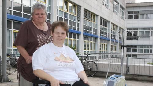 Sonja V. mit ihrer Mutter Christa. Sie ist täglich bei ihr, sagt: „Meine Tochter braucht mich nach dieser Horror-Geschichte.“ Nach einer Schönheits-Operation entzündeten sich ihre Wunden, das Gewebe starb ab. Sonja V. mit ihrer Mutter Christa. Sie ist täglich bei ihr, sagt: „Meine Tochter braucht mich nach dieser Horror-Geschichte.“ Nach einer Schönheits-Operation entzündeten sich ihre Wunden, das Gewebe starb ab.