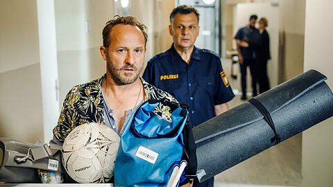 "Servus Eddie - Sp&auml;tes Gl&uuml;ck": Eddie (Maximilian Br&uuml;ckner, l.) und Carlo (Gerhard Wittmann) auf dem Weg zur Chefin.