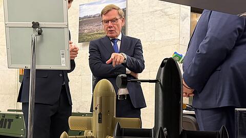 Im Außenministerium wurden Wadephul Waffen aus ukrainischer Produktion gezeigt. Im Außenministerium wurden Wadephul Waffen aus ukrainischer Produktion gezeigt.