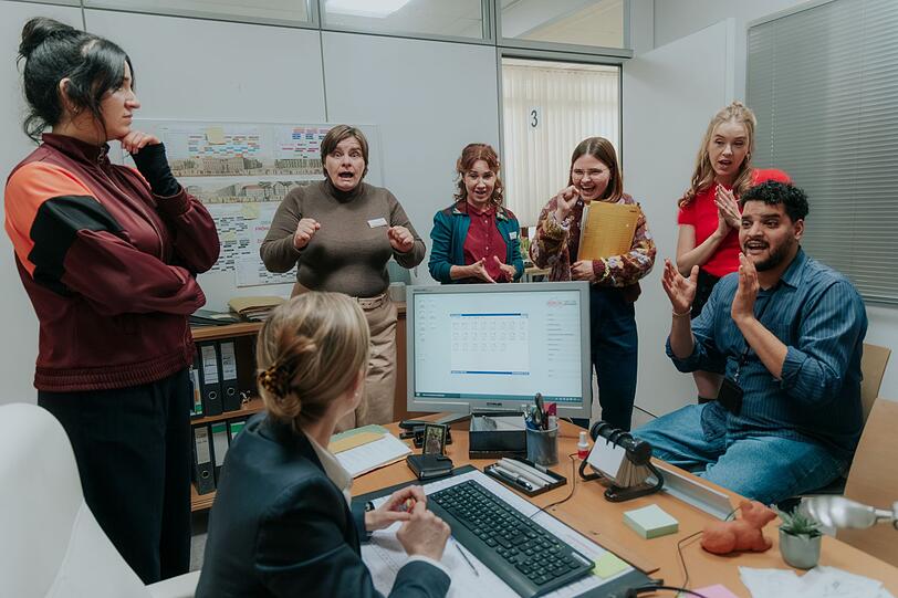 Ronja Keller ist ab sofort für eine chaotische Abteilung in einem Berliner Bürgeramt verantwortlich. Von links: Dilara (Roxana Samdi), Ronja (Friederike Kempter), Gisela (Petra Hartung), Doris (Kathrin Angerer), Conny (Lisa Hrdina), Melissa (Anna Herrmann), und Orkan (Yasin El Harrouk). Ronja Keller ist ab sofort für eine chaotische Abteilung in einem Berliner Bürgeramt verantwortlich. Von links: Dilara (Roxana Samdi), Ronja (Friederike Kempter), Gisela (Petra Hartung), Doris (Kathrin Angerer), Conny (Lisa Hrdina), Melissa (Anna Herrmann), und Orkan (Yasin El Harrouk).